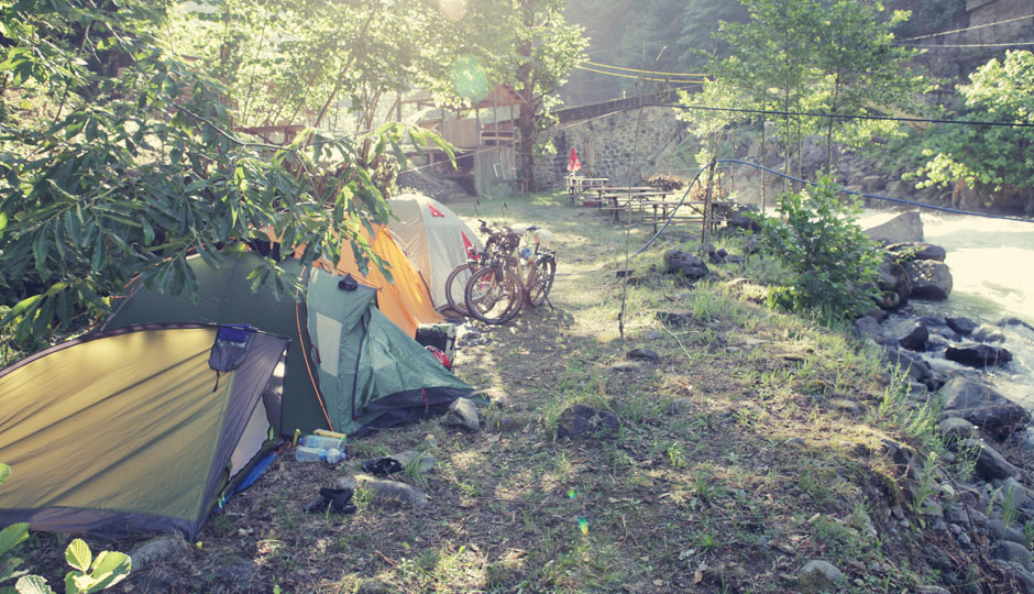 Campingplatz am wilden Fluss